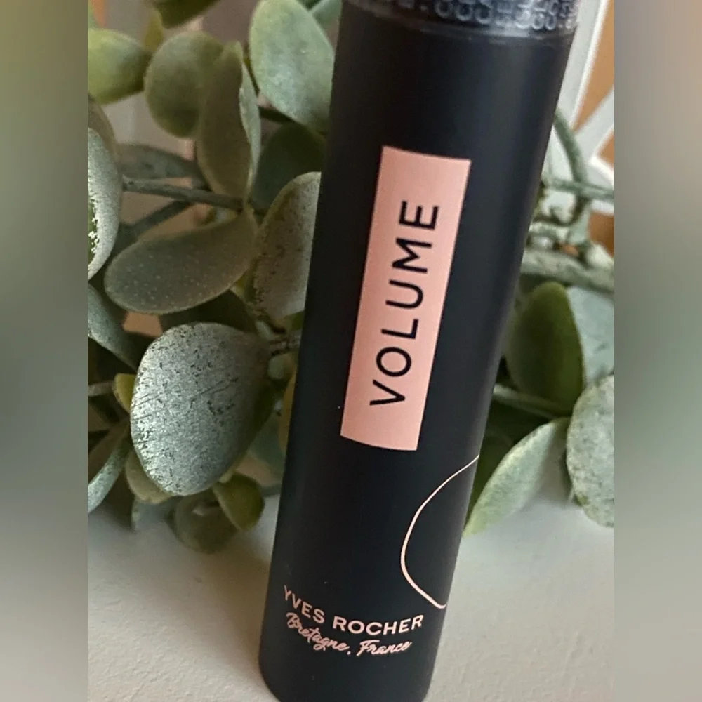 Yves Rocher Volume black mascara in NOIR
